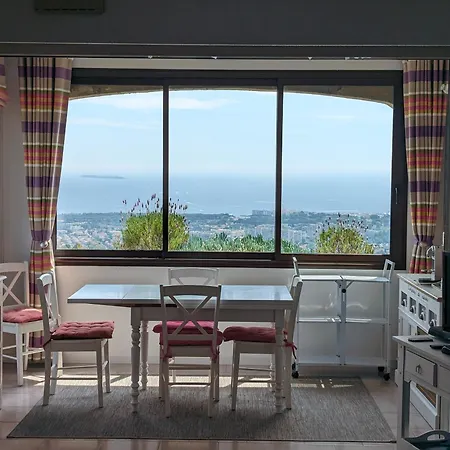 Avec Vue Exceptionnelle Dans De Standing, Au Calme, Avec Piscine Mandelieu